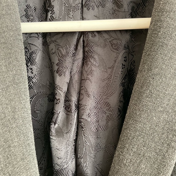 RW & Co. Grey Blazer with satin lining. SZ 4. EUC - Picture 4 of 4